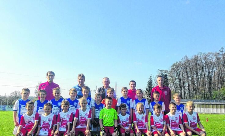 Die U9- und U10-Kicker mit den neuen Dressen.