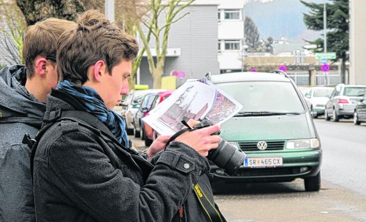 Schüler der HAK-Steyr bei der Suche nach Erinnerungsspuren in Münichholz*Foto: MAW