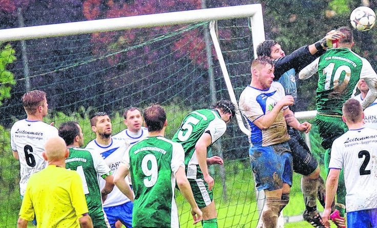 Das Derby zwischen Kremsmünster und Ried wird zur Schlammschlacht. Foto: Moser