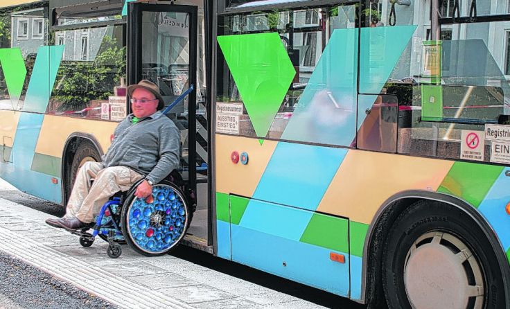 Rollstuhlfahrer können jetzt den Stadtbus bei der Gebietskrankenkasse problemlos verlassen.