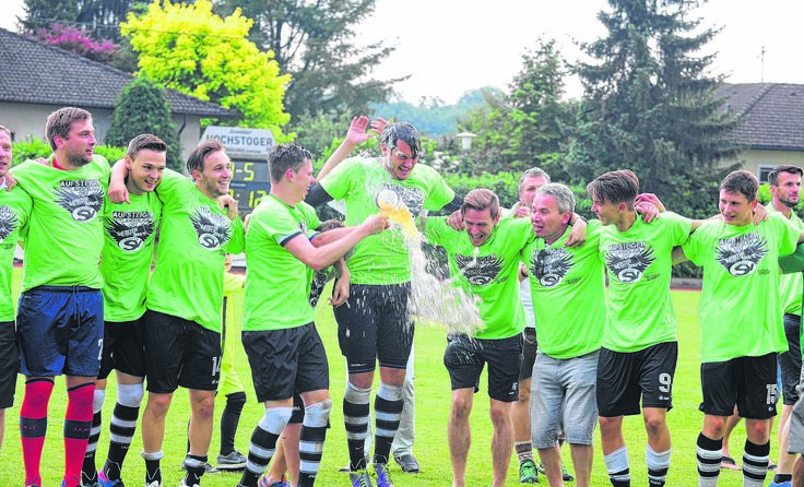 Nach dem Spiel wird standesgemäß gefeiert. Foto: Meier 