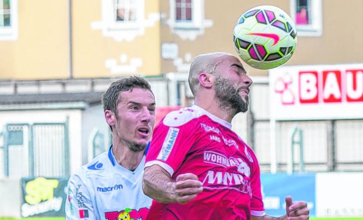 Safak Ileli setzt sich im Kopfballduell durch. Foto: SKV/Bota