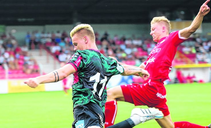 Voller Einsatz: Michael Halbartschlager gegen Thomas Mayer Foto: Moser