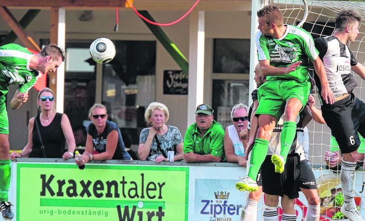 Florian Dürnberger köpfelt das 1:0 für Garsten gegen Pichling. Foto: Moser