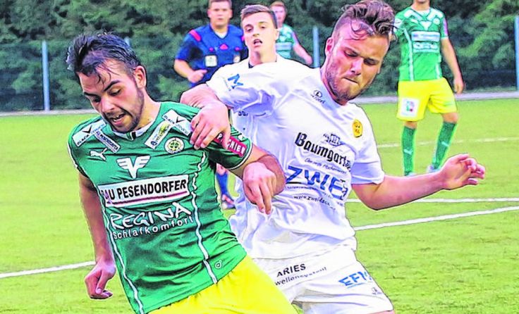 Der 19-jährige Adan Ravelo (links) trifft dreimal für Vöcklamarkt. Foto: Hörmandinger