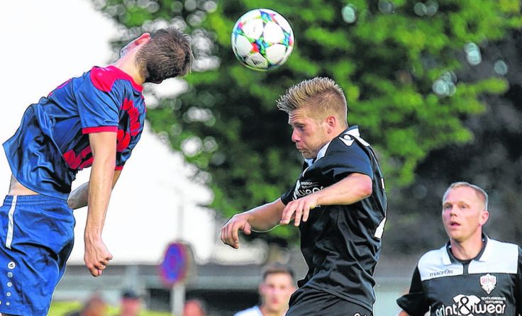 Kopfballduell: Kronstorfs Thomas Niederhofer (links) gegen Wolferns Lukas Hartmann Foto: Moser