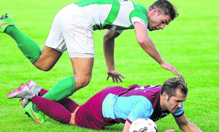 Ulrich Keck (oben) erzielt den 1:1-Ausgleich für Micheldorf. Foto: Archiv/Moser