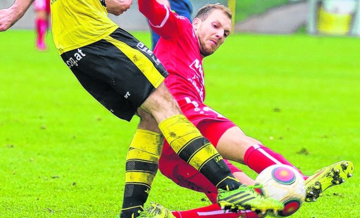 Voller Einsatz: Thomas Himmelfreundpointner (rechts) beim 1:3 gegen Allerheiligen. Foto: Moser 