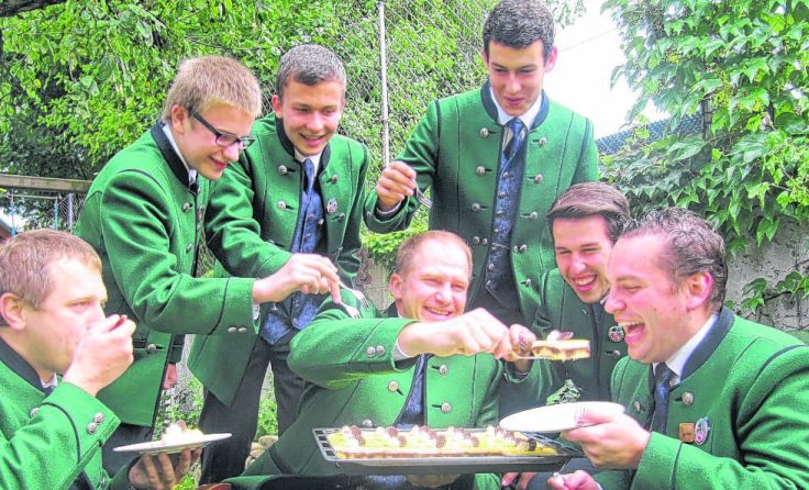 Die Trompeter genießen einen leckeren Blechkuchen.