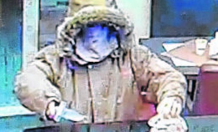 Bilder aus der Überwachungskamera zeigen den maskierten Täter. Foto: Polizei OÖ