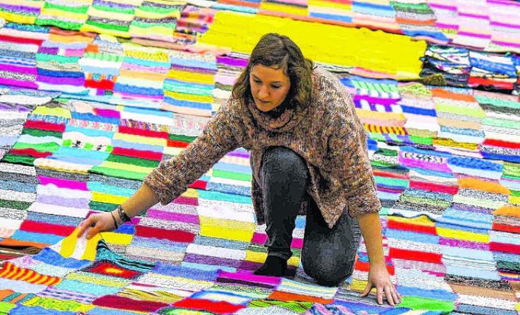 Die gesamte Patchwork-Decke hat eine Fläche von 1100 Quadratmetern. Foto: Alex Schwarzl