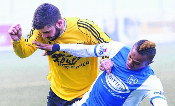 Victor Michel (rechts) verstärkt den Angriff von OÖ-Ligist Sierning. Foto: Moser