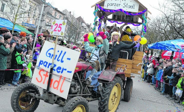 Am Bad Haller Hauptplatz regieren am Faschingdienstag die Narren.