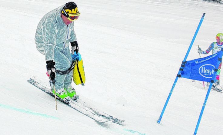 Wie im Weltcup: Rennsportchef Mandi Kiss sprüht blaue Lebensmittelfarbe