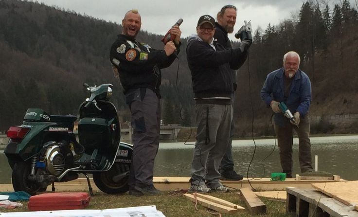 Günter Schachermayr (links) und sein Team bei den Aufbauarbeiten.