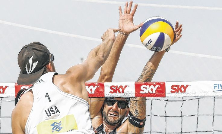 Clemens Doppler (rechts) bei einem erfolgreichen Block Foto: FIVB