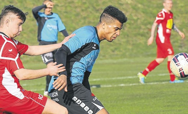 Regau, rechts Matthäus Anys, verliert gegen Vorchdorf mit 0:1. Foto: Hörmandinger