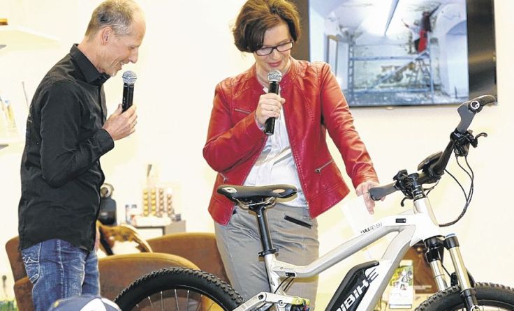 Rainer Aichinger bei der Eröffnung mit Moderatorin Ulrike Ahrer Foto: Moser