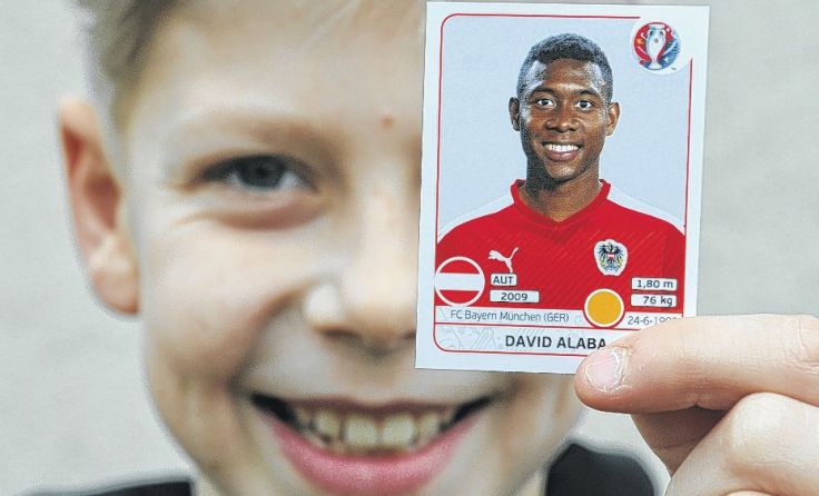 Damian mit einem heiß begehrten Pickerl von David Alaba Foto: Daucher