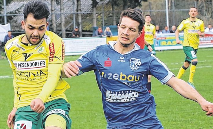 Adan Ravelo (links), hier im Duell mit Adil Alic, erzielt das 1:1 für die UVB. Foto: Hörmandinger