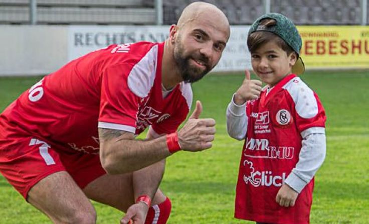 Safak Ileli, im Bild mit Sohn Kaan, peil mit Vorwärts drei Punkte gegen Weiz an. Foto: SKV/Bota