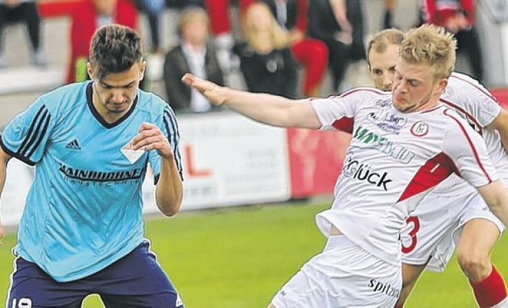 In Stadl-Paura verlieren Fabian Bichler (rechts) und der SK Vorwärts mit 0:3. Foto: Hörmandinger