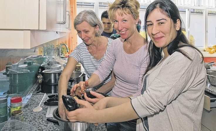 Beim gemeinsamen Kochen kommt auch der Spaß nicht zu kurz. Foto: Ziebermayr 
