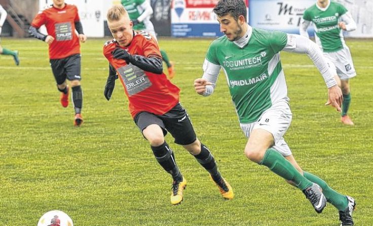 Ajas Karic (rechts) ist mit zwei Toren Matchwinner für Micheldorf. Foto: Archiv/Dietmaier