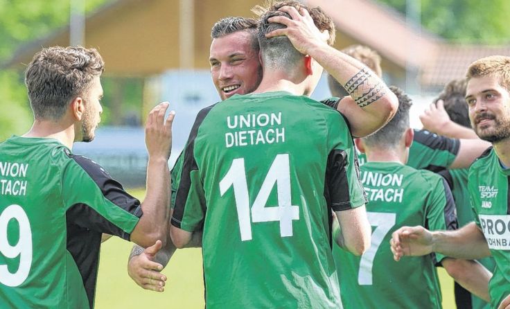Dietach bejubelt einen Kantersieg bei Nachbar Wolfern. Foto: Moser
