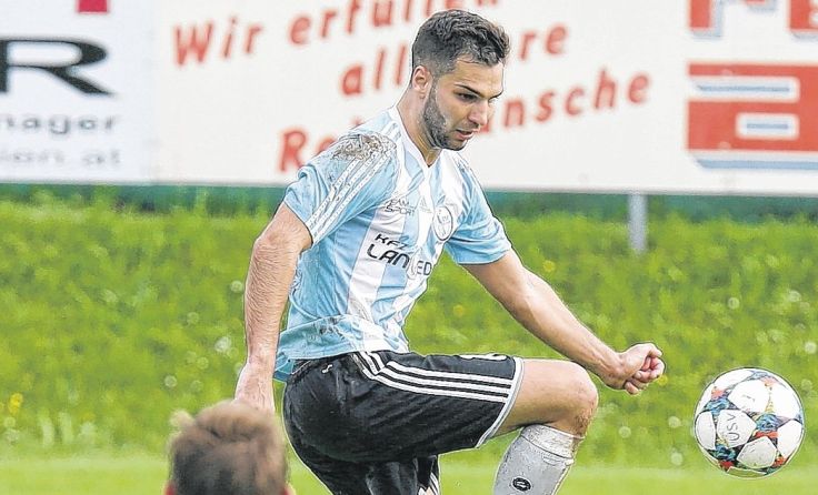St. Ulrichs Christopher Pschernig erzielt gegen Wolfern drei Tore. Foto: Moser