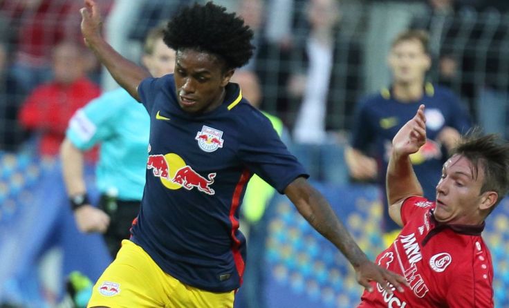 Der starke Innenverteidiger Nicolas Wimmer (rechts) stoppt Yordy Reyna. Foto: MOSER