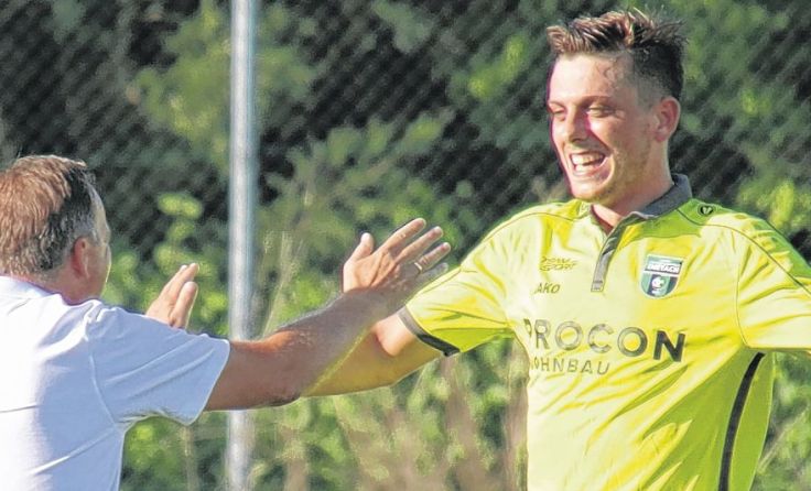 Dietach-Trainer Harald Molterer jubelt mit Torschütze Stefan Thallinger. Foto: Moser 