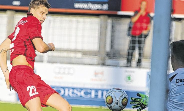 Radek Gulajev scheitert an Torhüter Markus Schöller. Foto: Moser