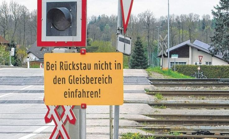 Staus vor dem beschrankten Bahnübergang gehörten zur Tagesordnung. Foto: Land OÖ/Binder