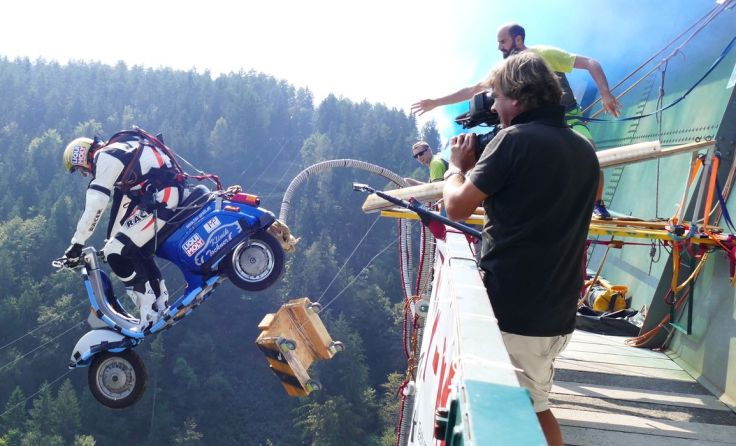 Ein Spezialseil sorgt für größtmögliche Sicherheit beim Vespa-Bungee-Sprung in Kärnten.