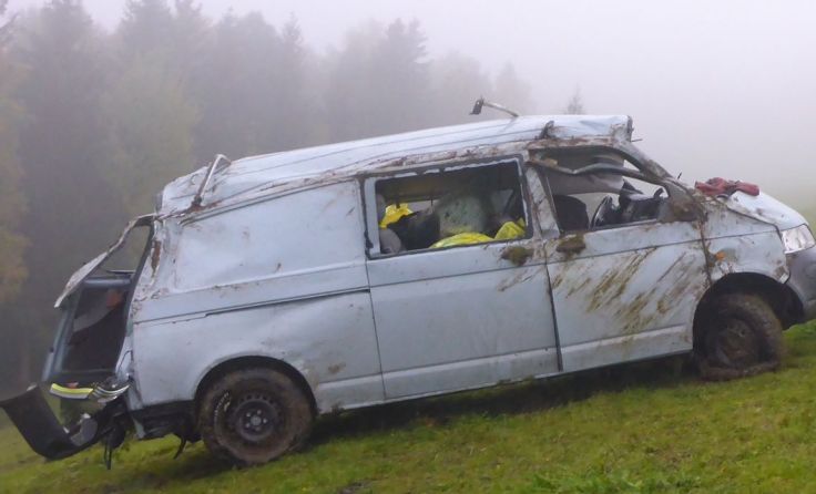 Bei Nebel und Regen stürzte der Kleinbus über einen Hang hinunter. Foto: fotokerschi.at
