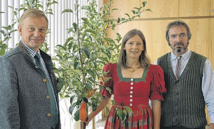 Bürgermeister Karl Schneckenleitner (links) mit den Initiatoren Angela und Toni Frantal