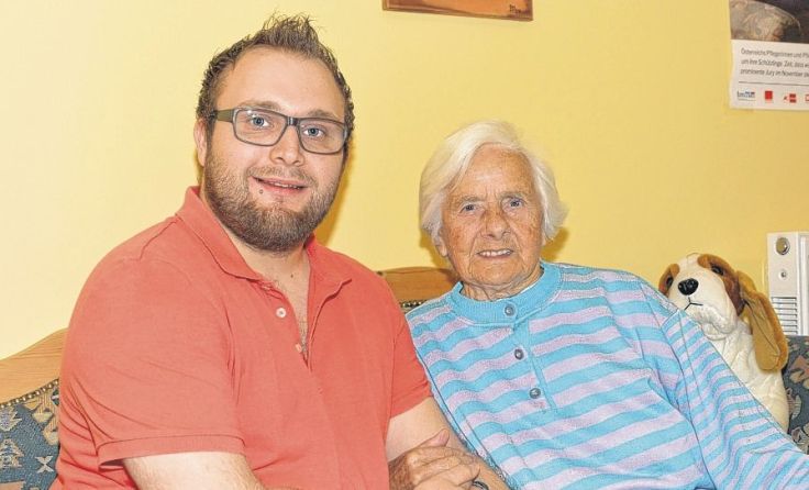Christoph Iraschek mit einer Bewohnerin des Seniorenwohnhauses Schloss Hall Foto: Caritas