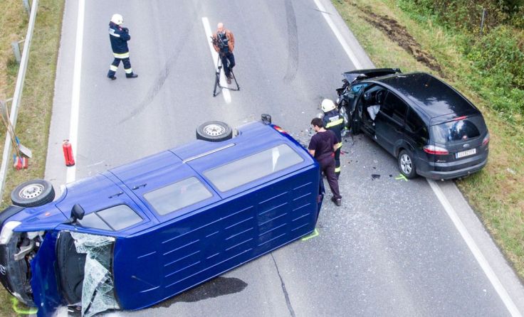 Der Kleinbus kippte um, der Anhänger landete im Straßengraben. Foto: fotokerschi.at/Kerschbaummayr