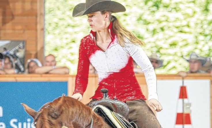 Anna Lisec mit ihrem 7-jährigen Hengst „Tari Whizin“ Foto: Andrea Bonaga