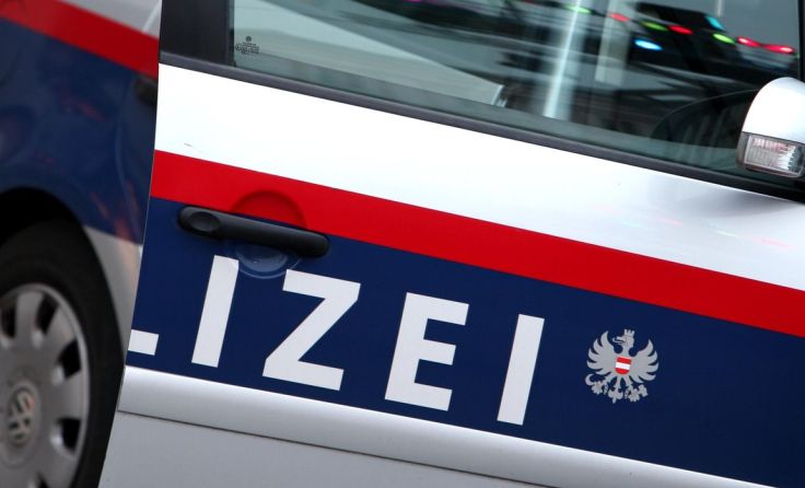 Ein Polizist wurde bei der Auseinandersetzung verletzt. Foto: Weihbold