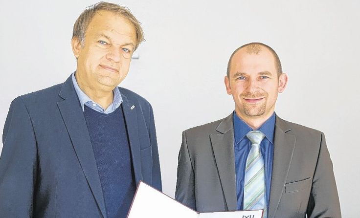 Klaus Altendorfer (rechts) mit seinem Habilitationsbescheid und dem Linzer Uni-Rektor Meinhard Lukas