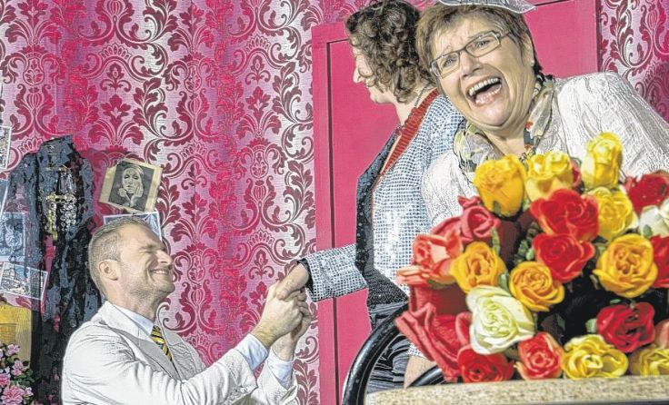 Auf der Bühne im Bad Haller Stadttheater geht es äußerst lustig zu. Foto: Holnsteiner 