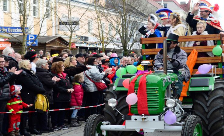 Der Einzug der Gruppen auf den Hauptplatz startet um 13.30 Uhr