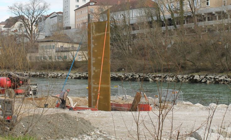 Der Pfeiler für den Steg über die Enns wurde am Freitag im Flussbett verankert.