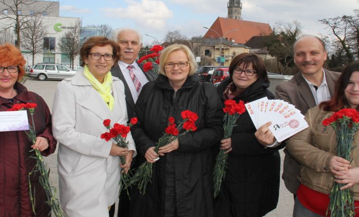 Die SPÖ-Frauen und Männer bei ihrer Verteilaktion am Mittwoch.