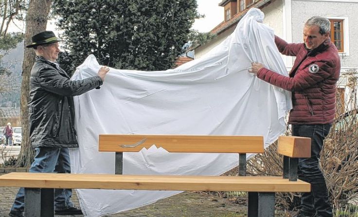 Leopold Großalber (links) produziert die Bänke, Helmut Auer half beim Design