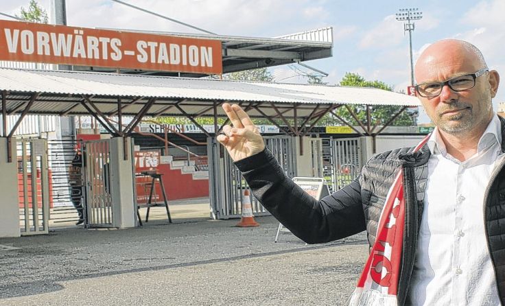 Roland Obermair vor dem Haupteingang des Stadions.