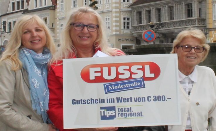 Elvira Payer (Mitte) freut sich über die Fussl-Einkaufsgutscheine.