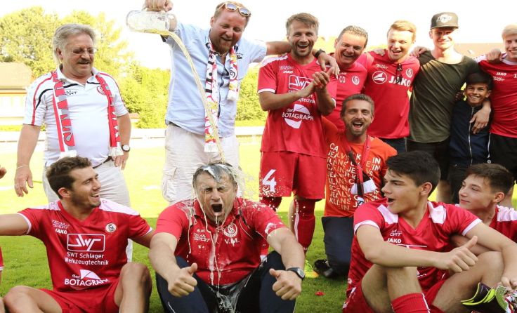 Bierdusche für Velibor Maric  Foto: Moser